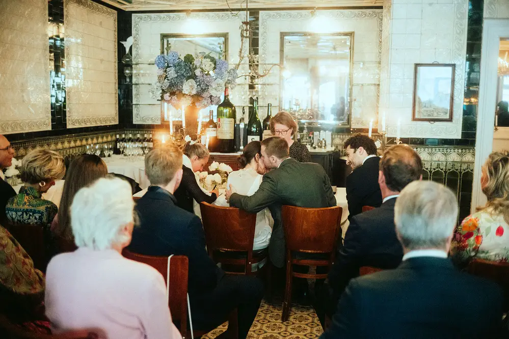 Hochzeitsfoto von Hochzeitspaar mit Trauzeugen. Standesamtliche Trauung im Rexrodt, Hamburg Uhlenhorst, mit ganz besonderem Charme. Hortensien. Leica M10 M11. Tiffen Black Pro Mist. Voigtländer Nokton Classic 35mm.