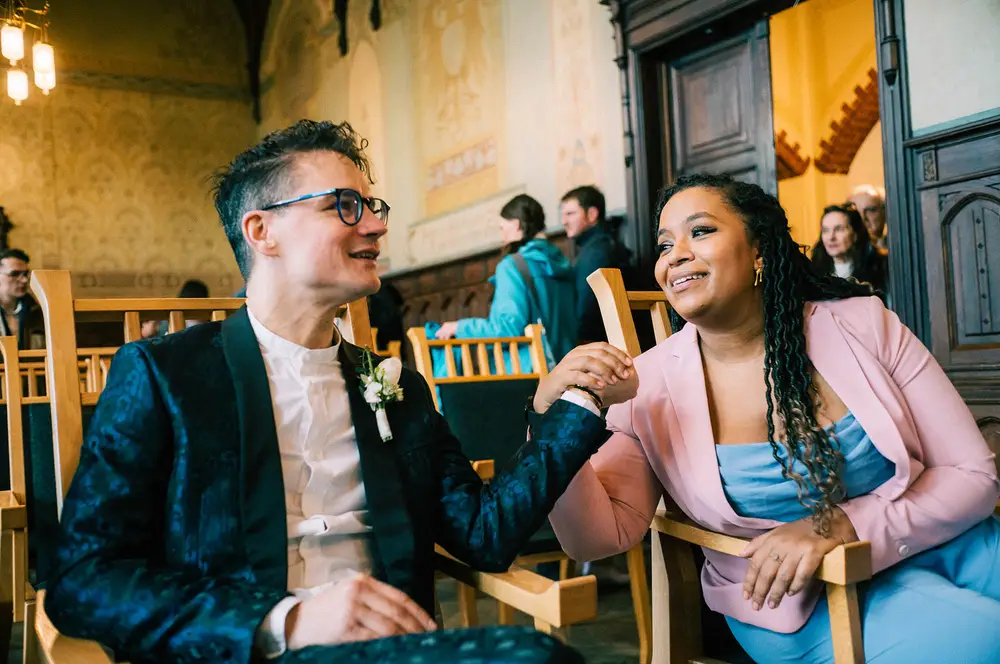 LGBTQ Hochzeit im Rathaus Neumünster. Auf dem Bild zu sehen: Bräutigam und Trauzeugin. Leica M10 M11.