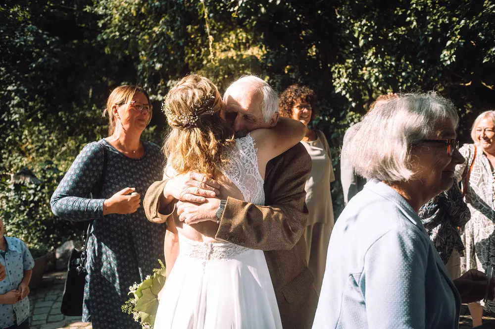 Freie Trauung in Elmshorn. Braut-Gratulation während der Hochzeit. Leica M10 M11.