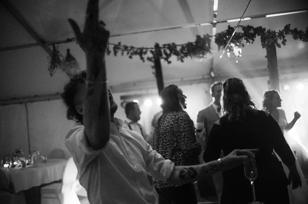 Hochzeitsfeier. Gute Musik, tolle Vibes. Leica M10 M11.