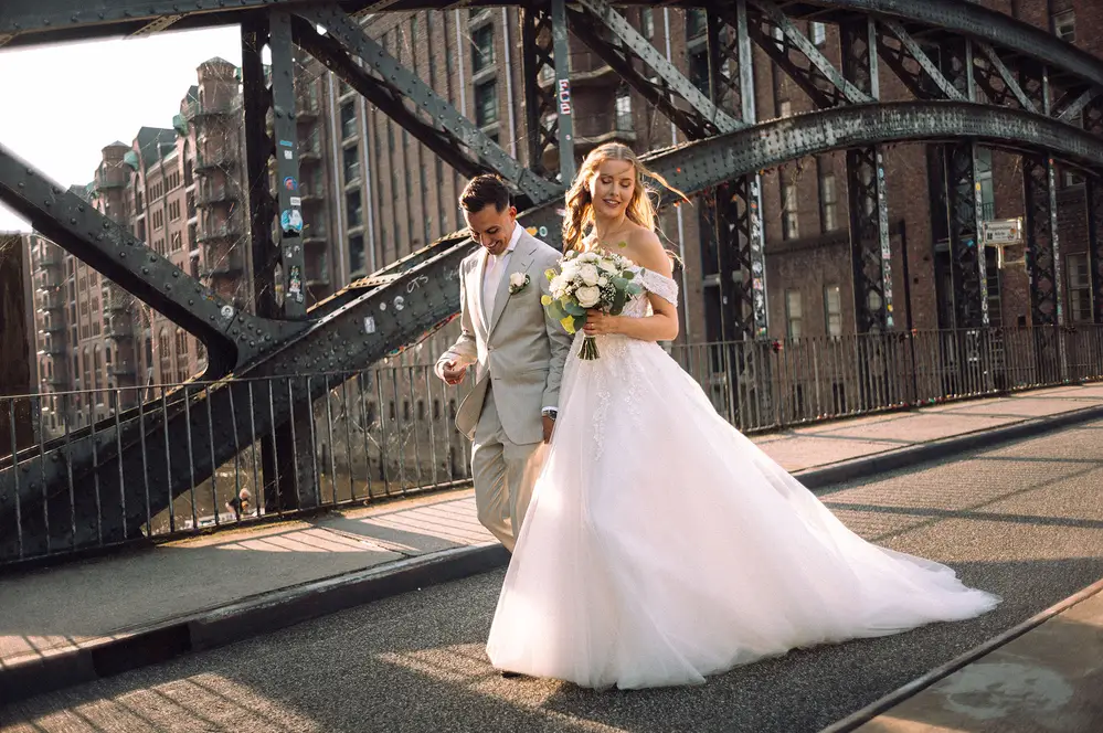Hochzeitsfotografie auf Brücke in der Speicherstadt in Hamburg, Fleetschlösschen, Wasserschloss, Elbschlösschen, Elbschloss. Leica M11.