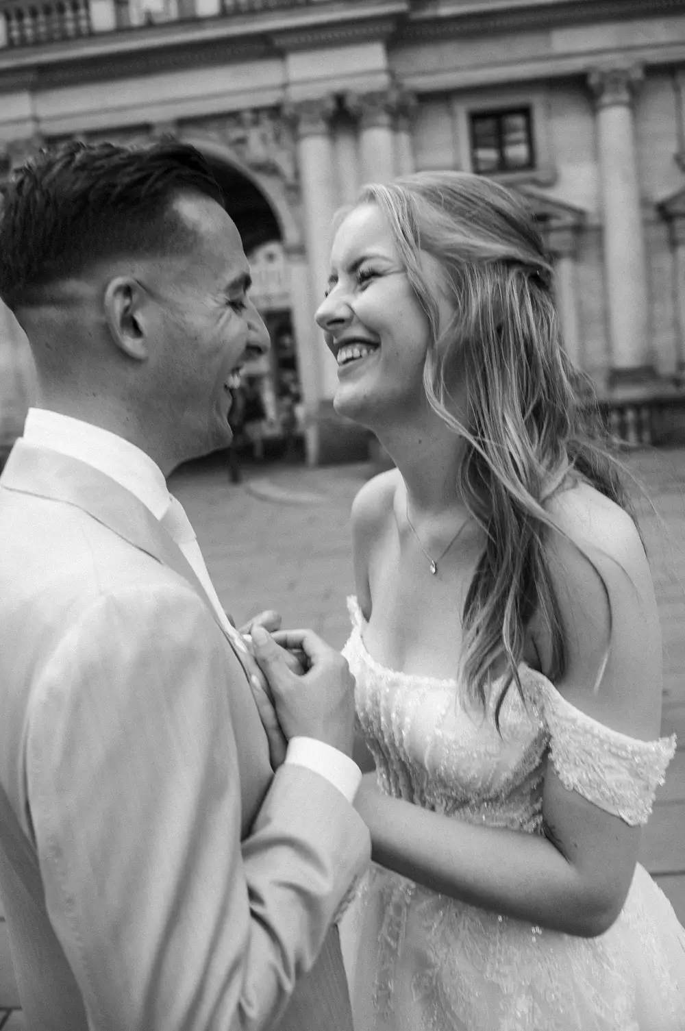 Hochzeits-Fotoshooting in Hamburg am Rathaus, Brautpaar zeigt Emotionen. Leica M10 M11.