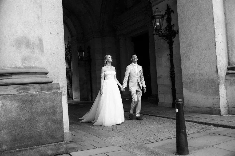 Hochzeits-Fotoshooting in Hamburg am Rathaus, Brautpaar zeigt Emotionen. Leica M10 M11.