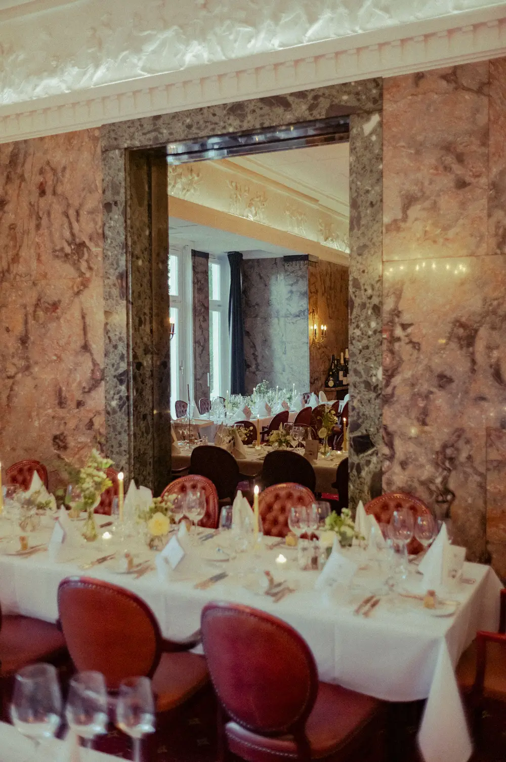 Anglo-German Club Hamburg, Harvestehuder Weg 44, Harvestehude an der Außenalster. Festsaal mit Marmorwänden und Kronleuchter.